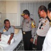 Kapolda Jabar Bambang Waskito saat menjenguk anggotanya yang sakit di RS Juanda Kuningan.